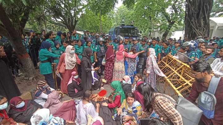 যমুনা অভিমুখে ‘তথ্য আপা’ প্রকল্পের কর্মীদের মিছিলে পুলিশের বাধা, রাস্তায় বসে বিক্ষোভ